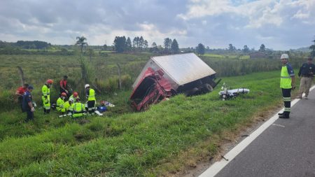 EM ARAQUARI – Motorista de caminhão morre ao colidir na traseira de Cargo