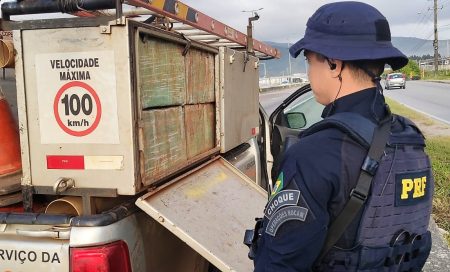 DUAS TONELADAS: Droga apreendida pela PRF estava em veículos de companhia elétrica