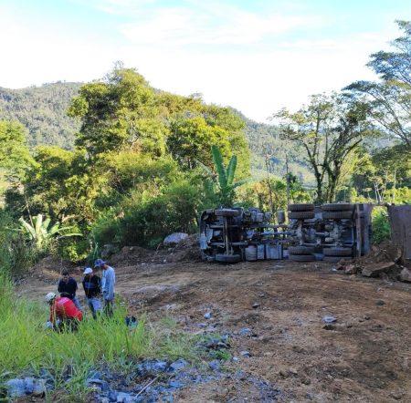 Motorista sobrevive a tombamento de caminhão em SJI