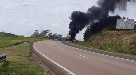 URGENTE – Caminhão com etanol pega fogo e interdita importante rodovia no Paraná