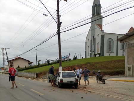Motorista perde controle e bate carro contra poste em São João