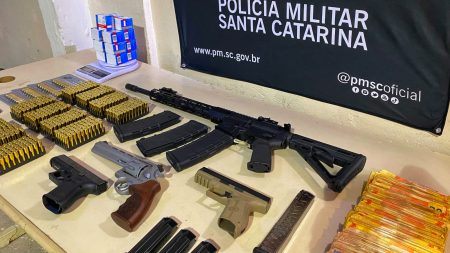 Fuzil, pistolas e mais de 40 mil reais são apreendidos com foragido do Paraná em Balneário Camboriú