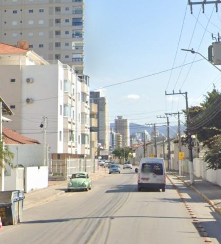 Homem armado invade residência na madrugada e assalta casal