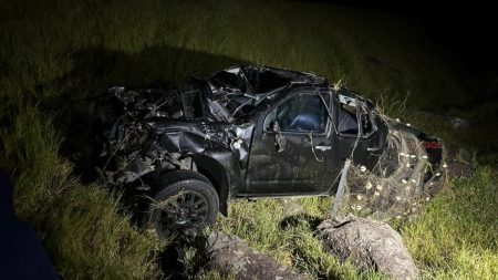 Motorista perde controle de camionete despenca de 50 metros e morre na grande Florianópolis