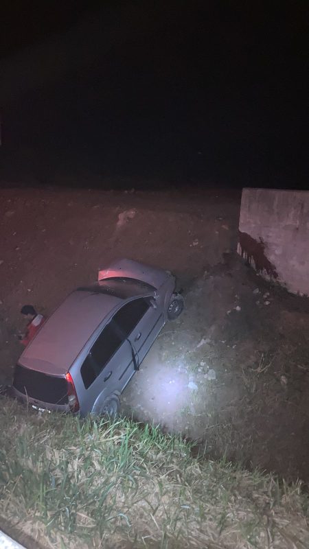 Três pessoas ficam feridas após carro colidir contra cabeceira de ponte na BR-470
