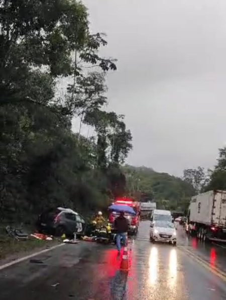 AGORA – Colisão grave entre carreta e carro na BR-470 requer atenção