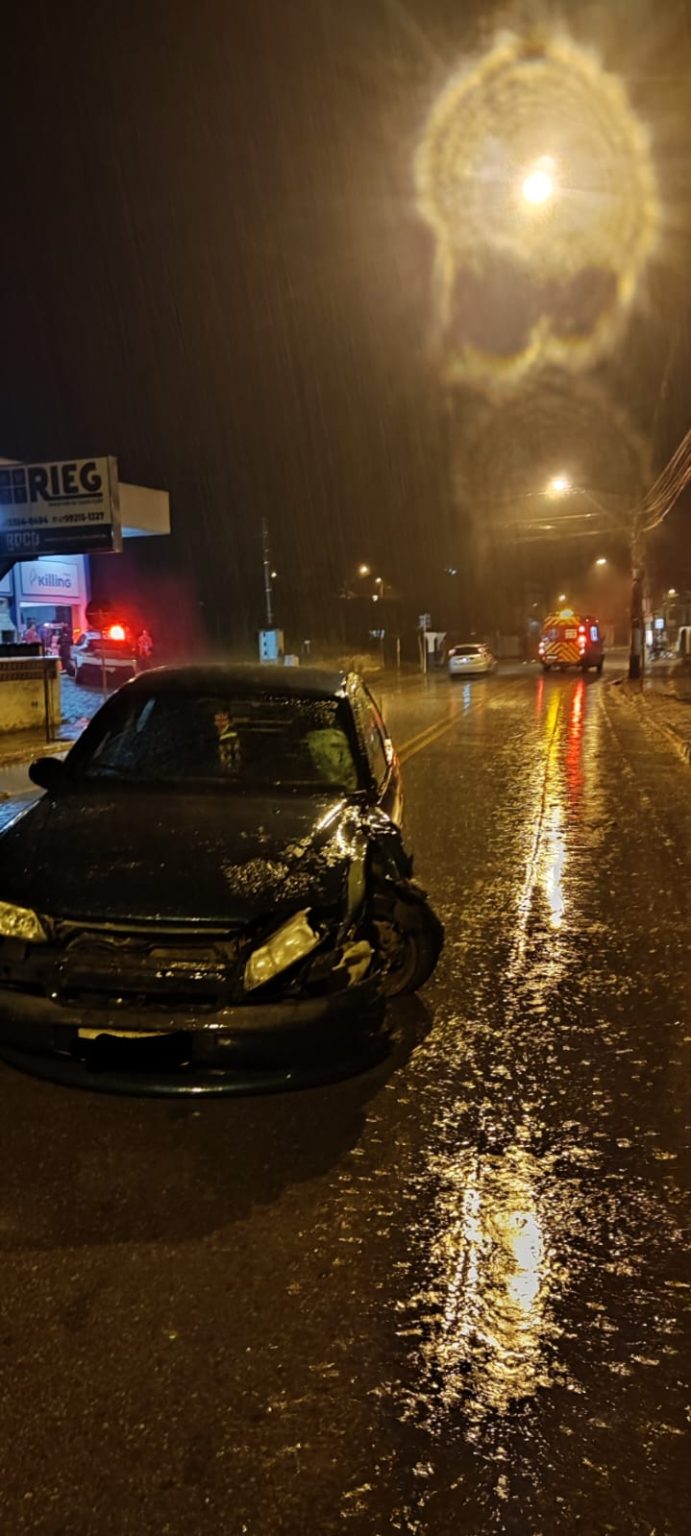 Motociclista sofre amputação após colidir frontalmente contra carro que estava com os faróis apagados