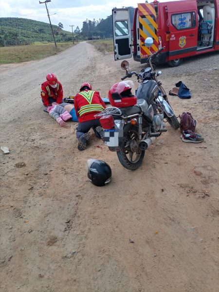 Idoso cai de moto e precisa ser socorrido pelos Bombeiros Voluntários de São João do Itaperiú