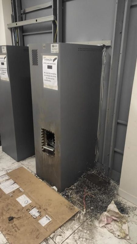 Ladrões invadem agência bancária, arrombam caixa eletrônico e levam dinheiro