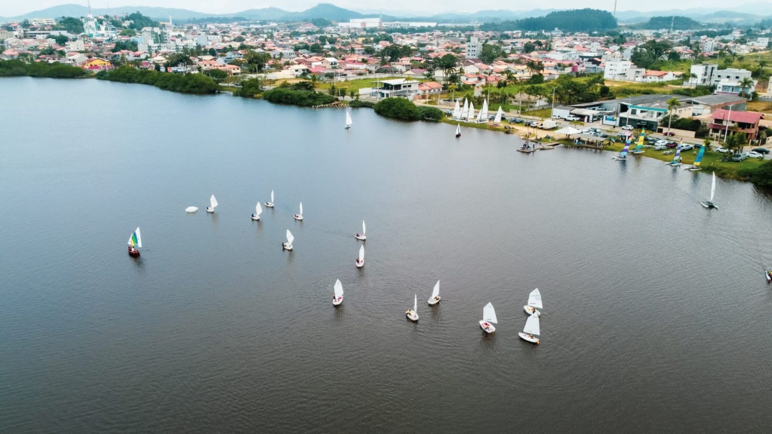 Barra Velha recebe emocionante circuito de regata com 29 barcos participantes