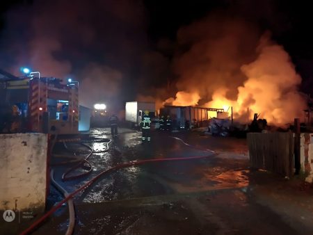 Incêndio destrói depósito de malhas em Blumenau e bombeiros levam mais de 8 horas para controlar o fogo