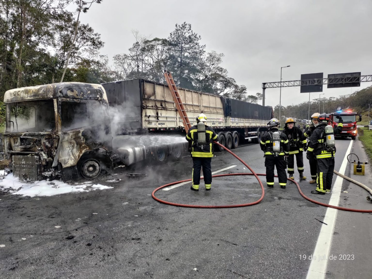 MAIS UM – Carreta pega fogo e interdita BR-101 em Garuva