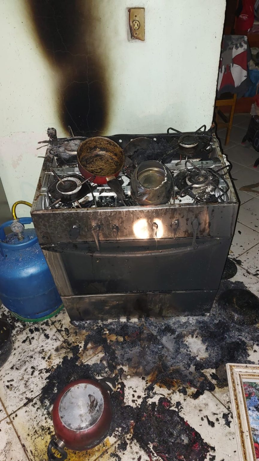 Bombeiros controlam incêndio em fogão e salvam residência