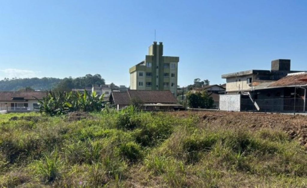 Corpo é encontrado em terreno baldio em Joinville e polícia investiga possível homicídio