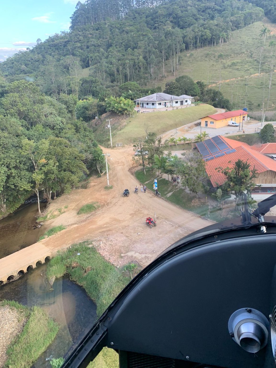 Com apoio de Helicóptero da PMSC dois adolescentes envolvidos em roubo são presos em área de mata