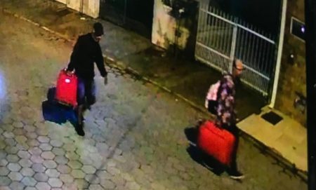 Família fica na mira de bandidos por quase três horas e patriarca sobrevive após ser fotografado