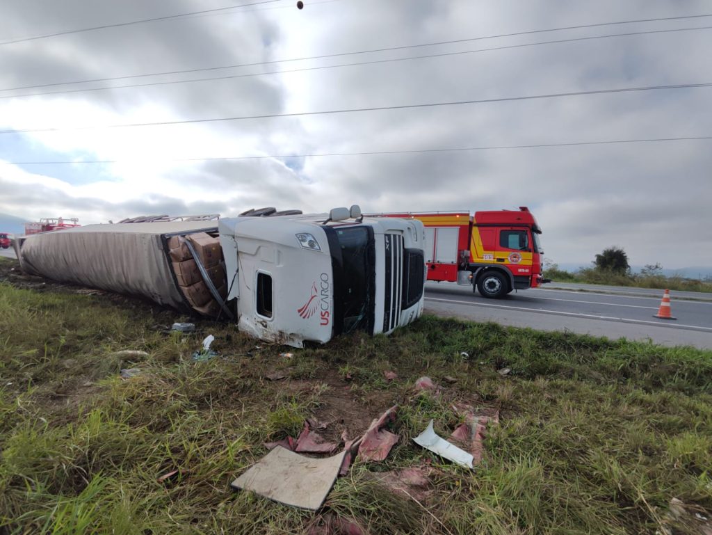 Quatro pessoas ficam feridas após tombamento de carreta na BR-470