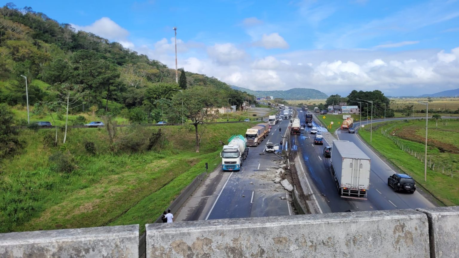 BR-101 – Acidente entre Bitrem e Carreta causa engarrafamento e muito óleo derramado na pista