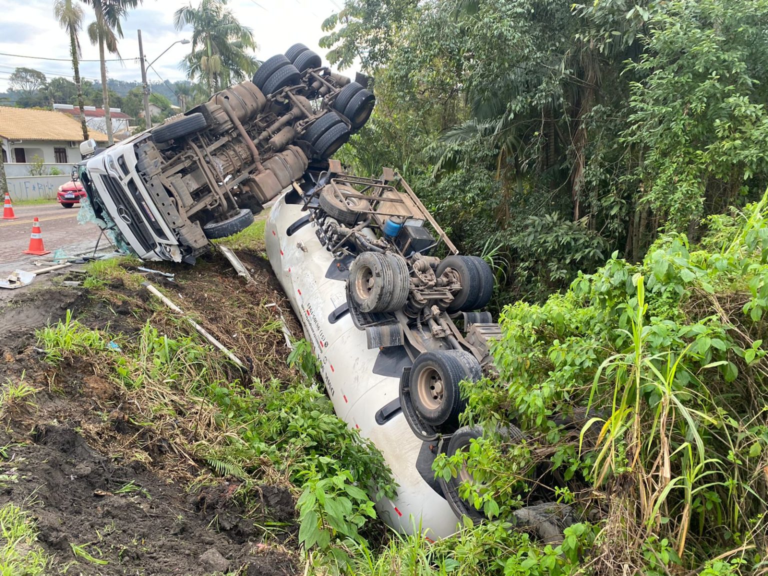 Motorista perde controle e carreta tomba em vala na BR-470 em Blumenau