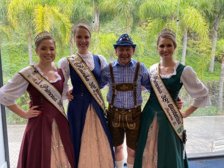 Luciano Hang recebe realeza da 38ª Oktoberfest na Havan de Brusque