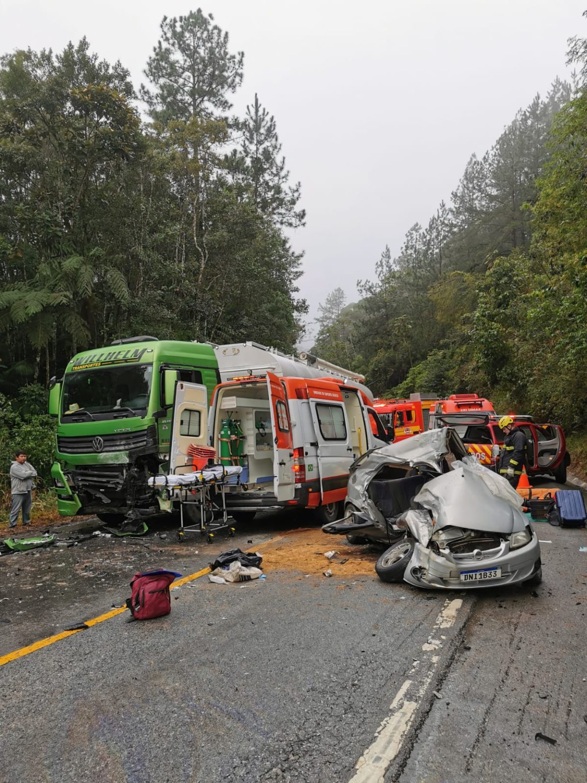 Colisão frontal entre carreta tanque e carro de passeio deixa uma pessoa morta, três feridas e rodovia interditada em SC