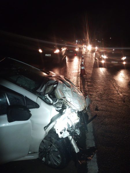 Colisão envolvendo dois carros de passeio e um caminhão resulta em quatro vítimas na BR-280