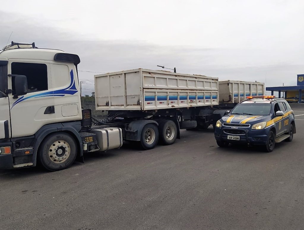 PRF flagra 20 toneladas de excesso em bitrem na BR-101