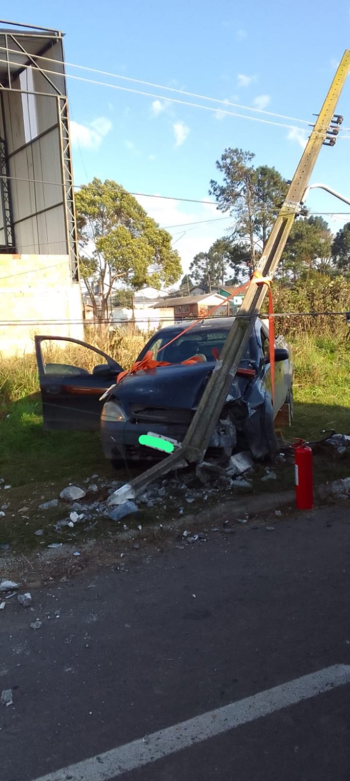 Em SC mulher fica presa debaixo de poste eletrificado após acidente