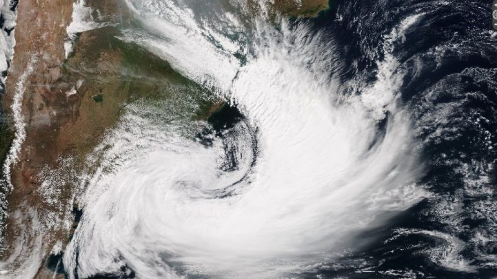 Ciclone extratropical promete mudar panorama climático em SC, no litoral Norte temperatura pode chegar a 34°C