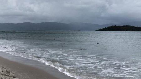 URGENTE: Tripulação de pequena embarcação encontra corpo boiando em praia de Florianópolis