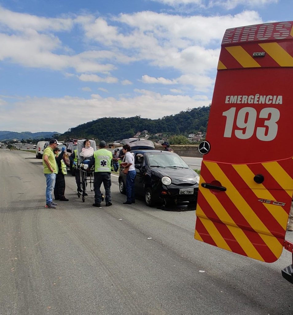 Motorista ‘corta frente’ de veículo e idosas ficam feridas na BR-470