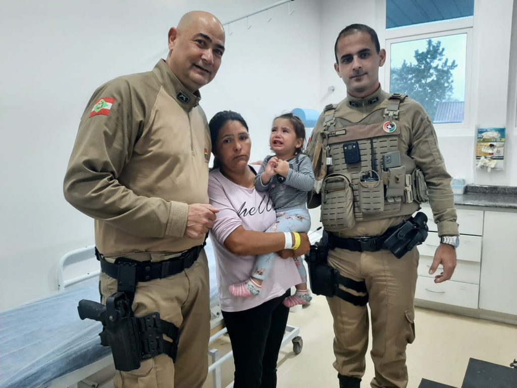 Bebê desacordada é salva por policiais militares de Gaspar em SC