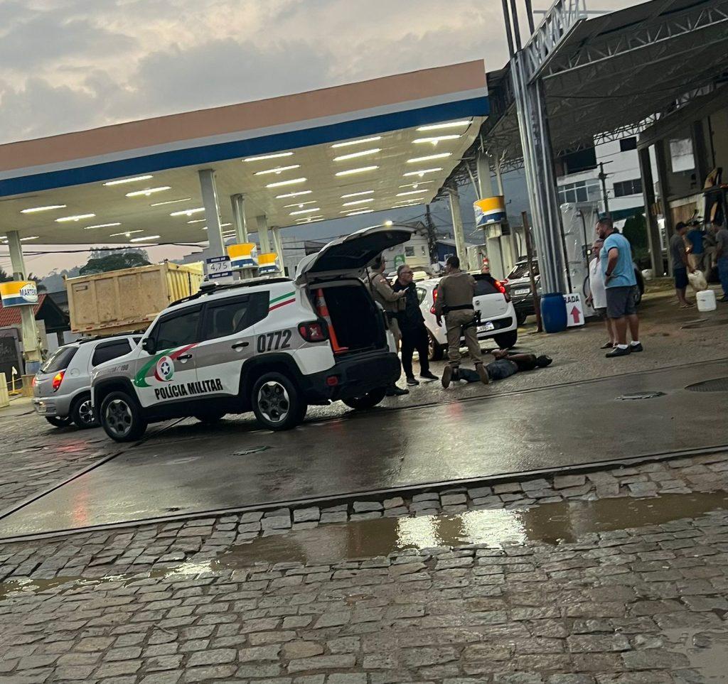 VÍDEO – Em SC homem invade posto de combustível, espalha gasolina e tenta atear fogo ao próprio corpo
