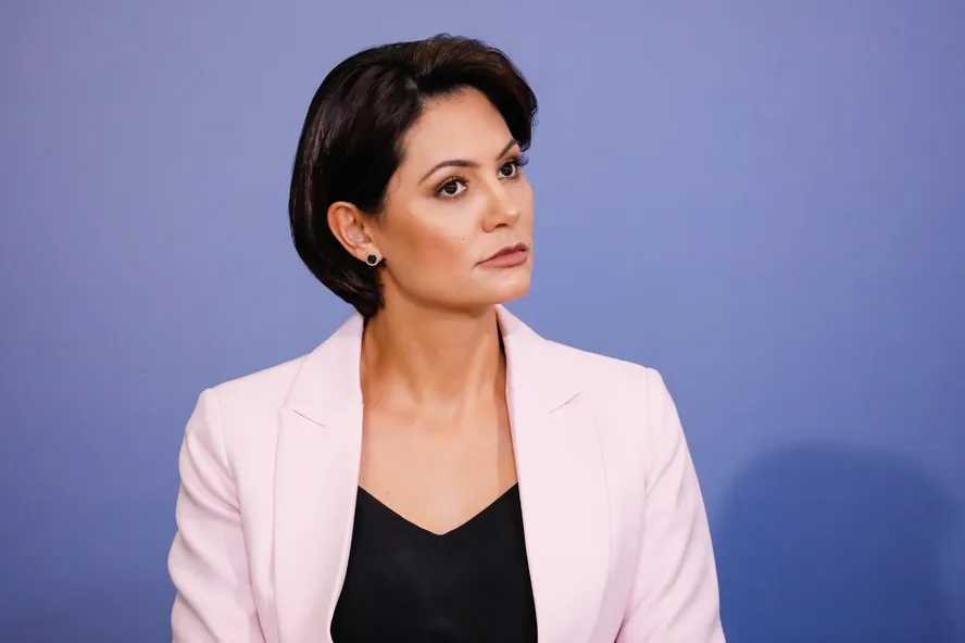 Michelle reage sobre sigilo: “Bastava me pedir, quem não deve não teme”