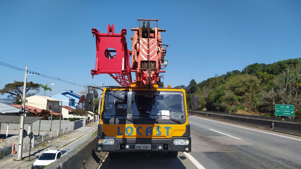 Pedestre morre ao ser atropelado por pneu de caminhão guindaste na BR-101