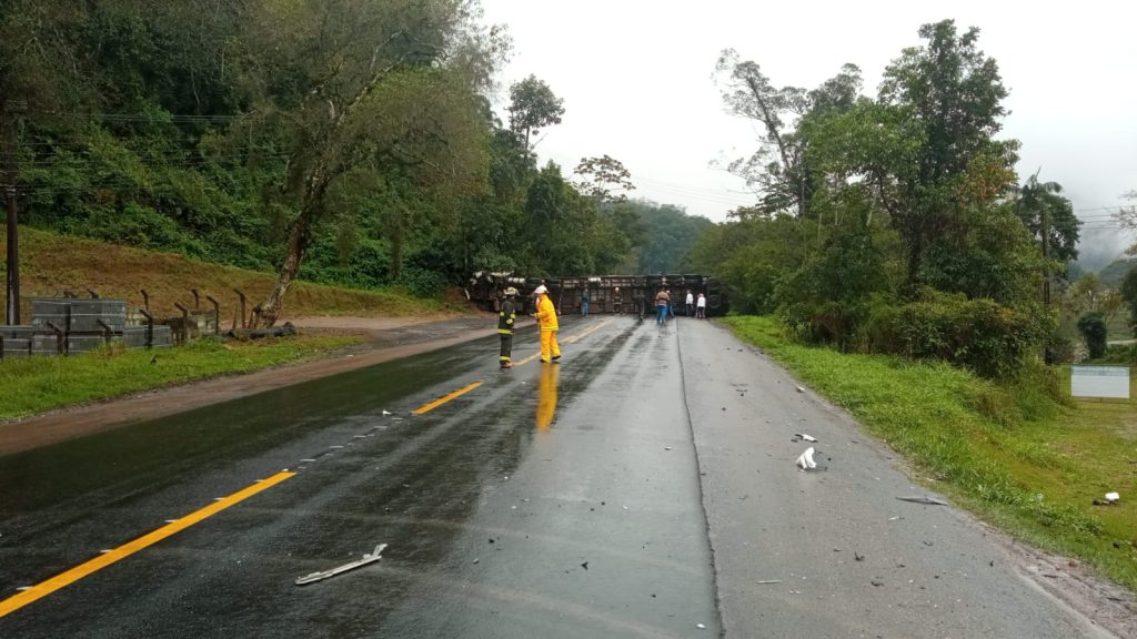 URGENTE – Acidente em Rodeio na BR-470 com vítimas presas às ferragens e pista interditada: assista ao vídeo