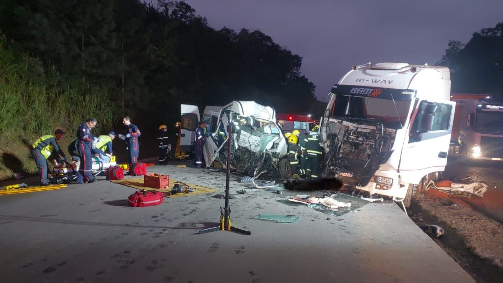 Três morrem e 10 ficam feridos em grave colisão entre Carreta e Van na BR-470