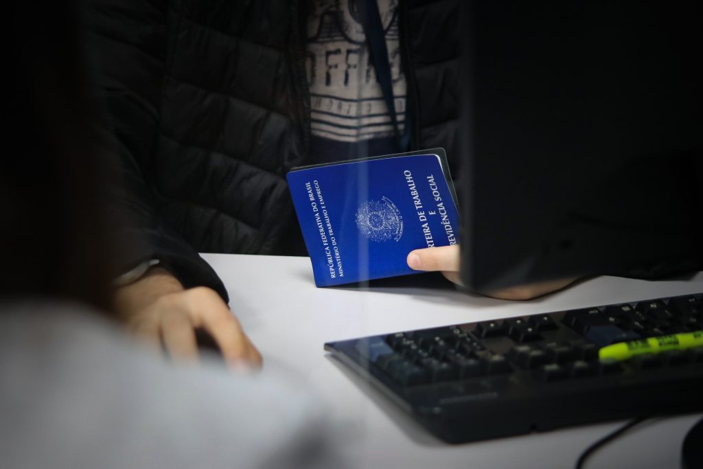 SC reduz desemprego e mantém a maior taxa de trabalhadores com carteira assinada do país