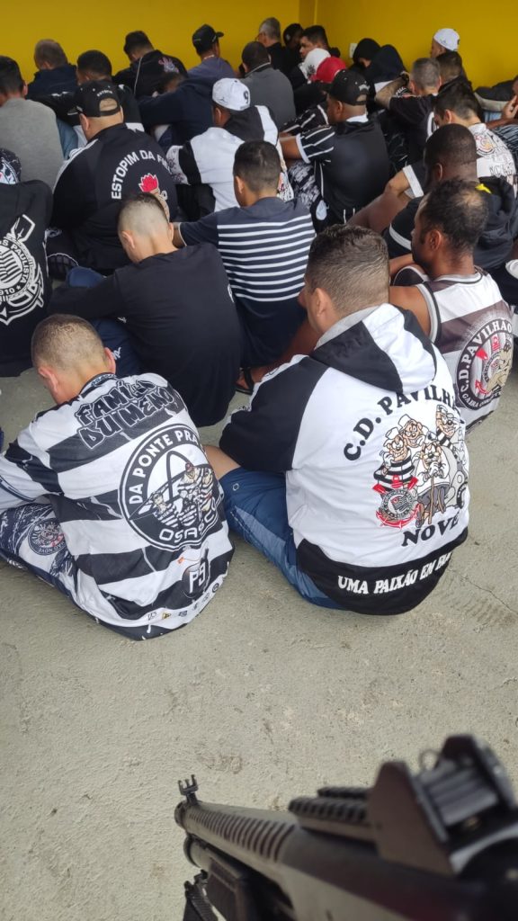 Ônibus com torcedores de torcida organizada é revistado após suspeita de furto em Tijucas