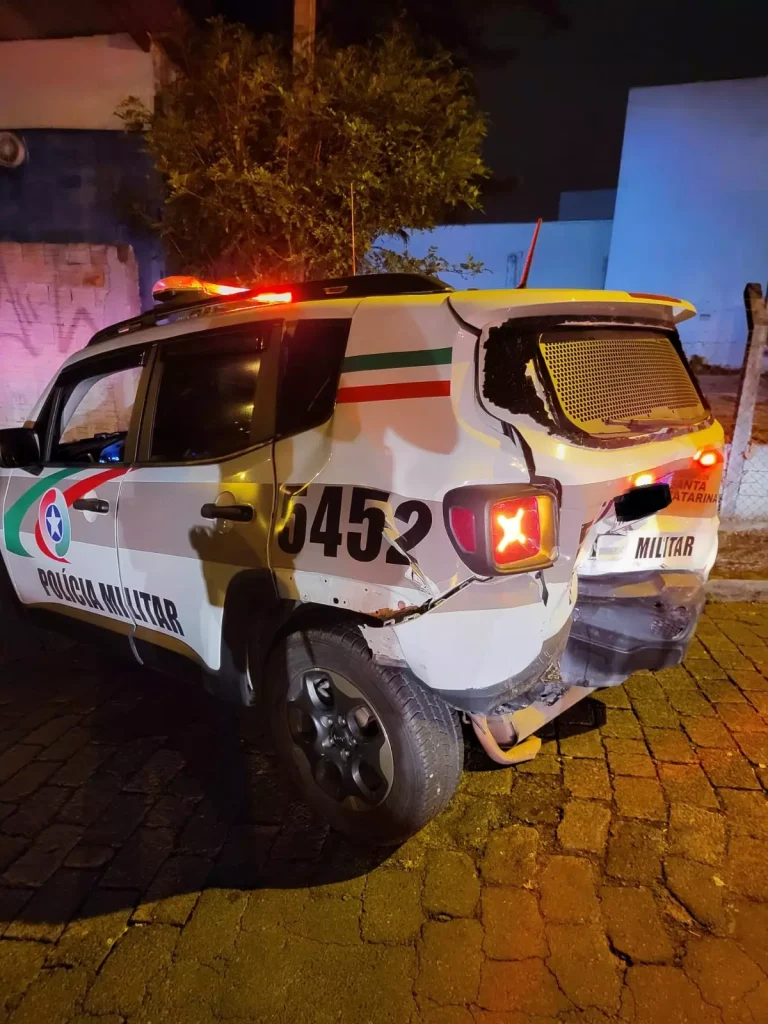 Policiais Militares ficam feridos após motorista que fazia racha perder controle e colidir contra a viatura