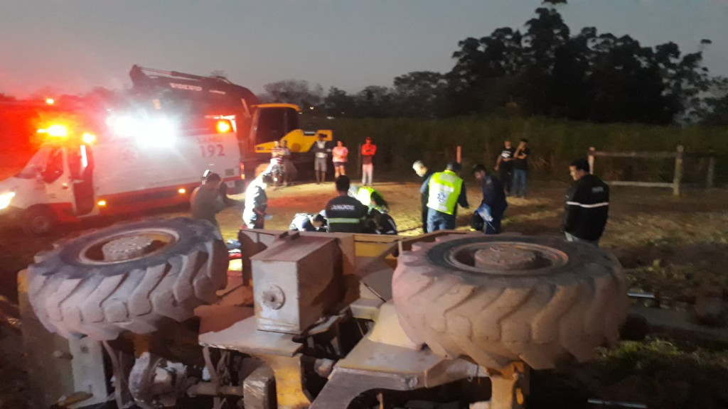 Em SC homem morre após ser esmagado por retroescavadeira