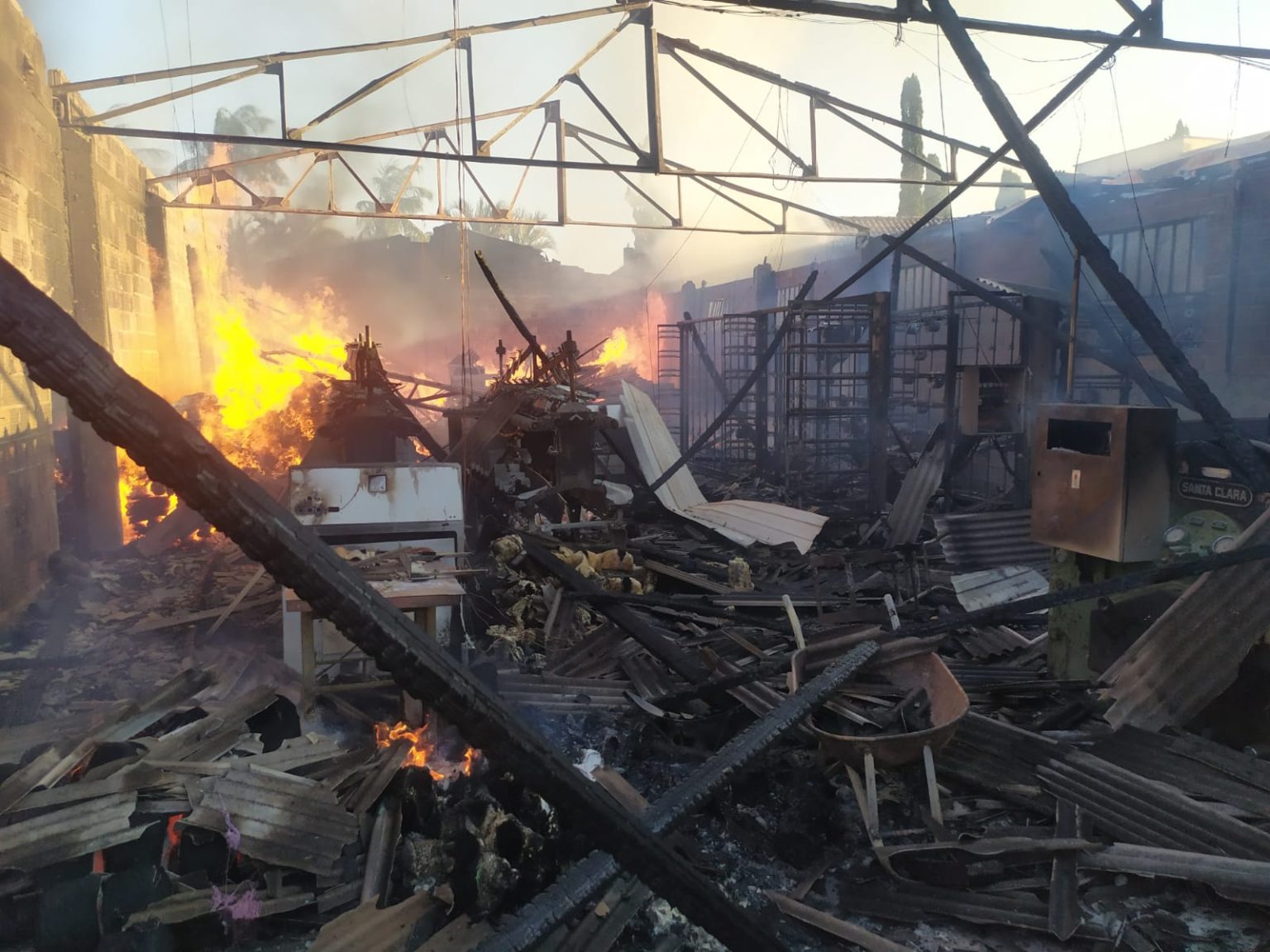 Incêndio de grandes proporções atinge indústria têxtil em Santa Catarina: ‘prejuízo milionário’