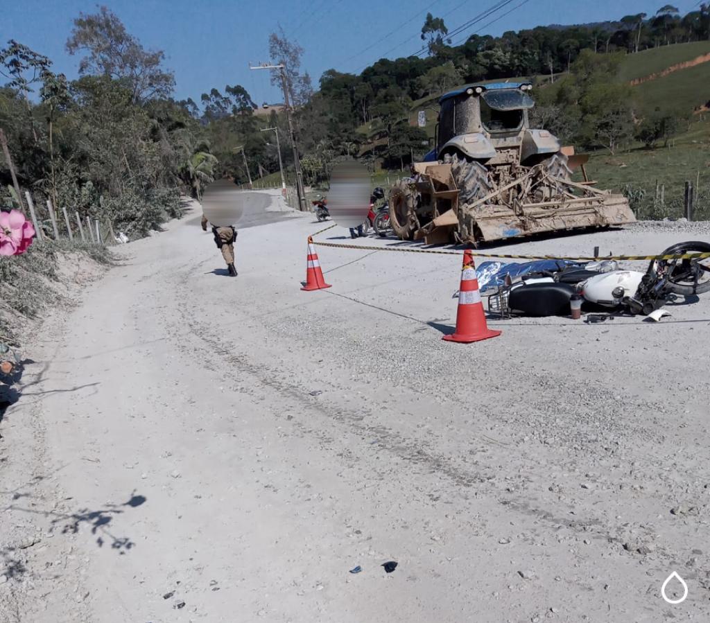 O condutor do trator disse que dirigia em baixa velocidade, quando o motociclista atingiu a máquina fatalmente. 
