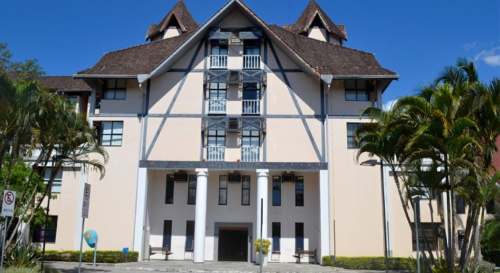 Mulher é presa no Fórum de Blumenau acusada por roubo
