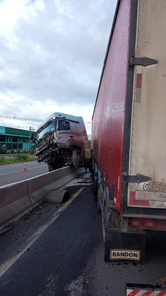 Motorista perde controle e carreta fica ‘encavalada’ em mureta de proteção na BR-470 no Vale