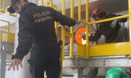 VÍDEO – PF incinera quase 800 quilos de cocaína apreendidos em portos de Santa Catarina