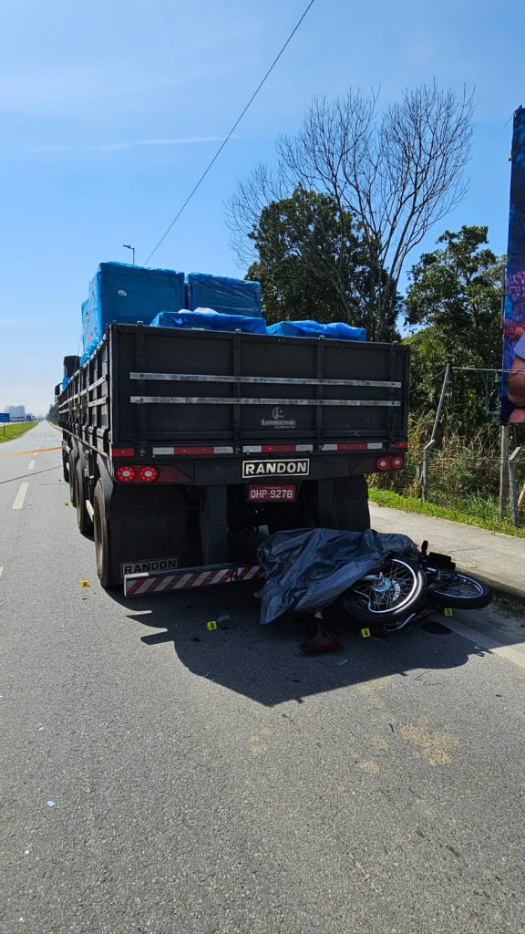 Motociclista perde controle bate contra traseira de caminhão e morre no litoral de SC