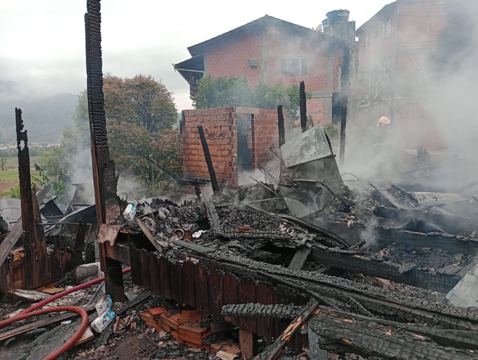 Bombeiro voluntário perde casa em incêndio e pede auxílio no Alto Vale