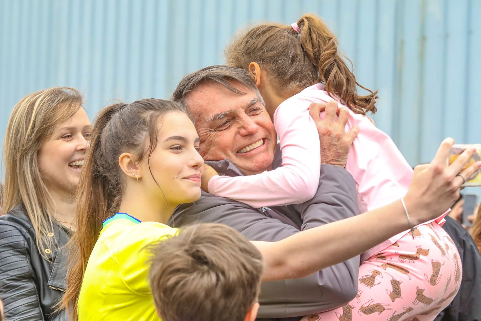 VÍDEO – Aclamado Bolsonaro sobrevoa áreas atingidas pela enchente em Santa Catarina