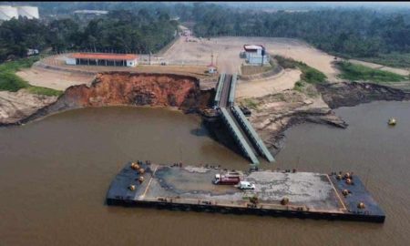 DESABAMENTO – Parte de estrutura de porto desaba em rio após a erosão